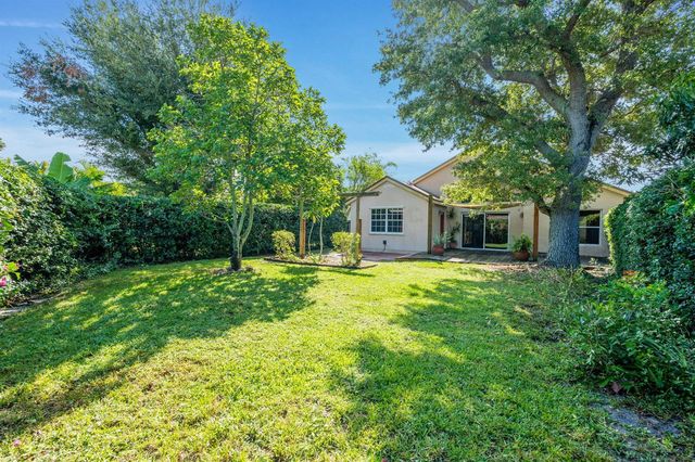 125 Saratoga Boulevard E, Royal Palm Beach, FL 33411