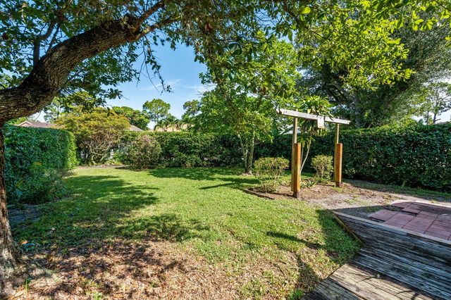125 Saratoga Boulevard E, Royal Palm Beach, FL 33411