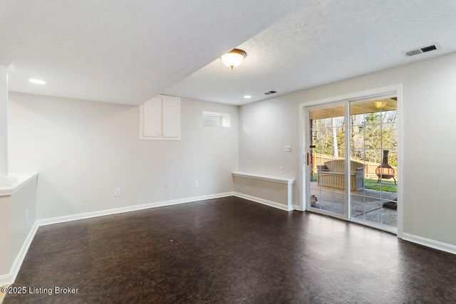 5113 Silverton Ln, Louisville, KY 40241