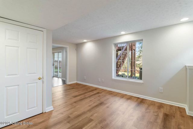 5113 Silverton Ln, Louisville, KY 40241