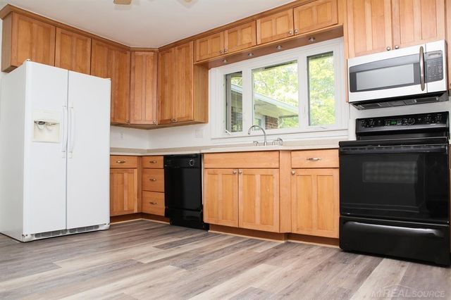 5900 Wright Drive, Troy, MI 48098