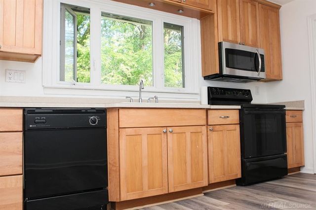 5900 Wright Drive, Troy, MI 48098