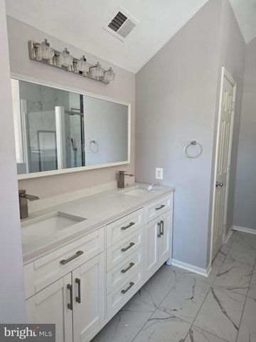 14641 SEASONS DR, Centreville, VA 20120