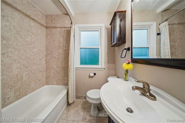 23704 Davey Avenue, Hazel Park, MI 48030