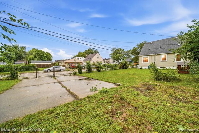 23704 Davey Avenue, Hazel Park, MI 48030