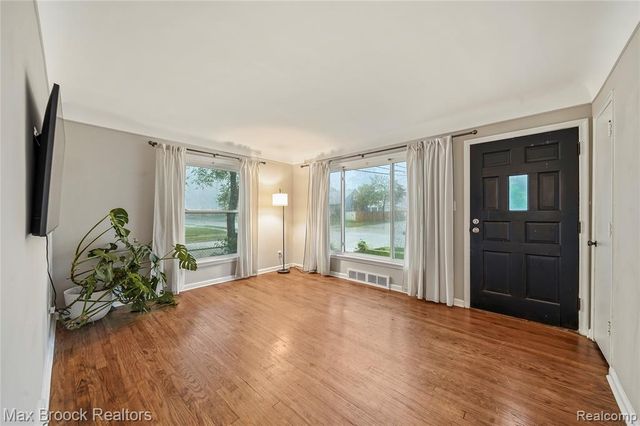 23704 Davey Avenue, Hazel Park, MI 48030