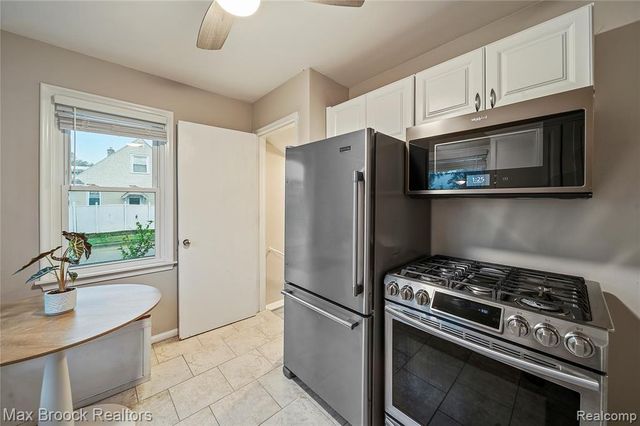 23704 Davey Avenue, Hazel Park, MI 48030