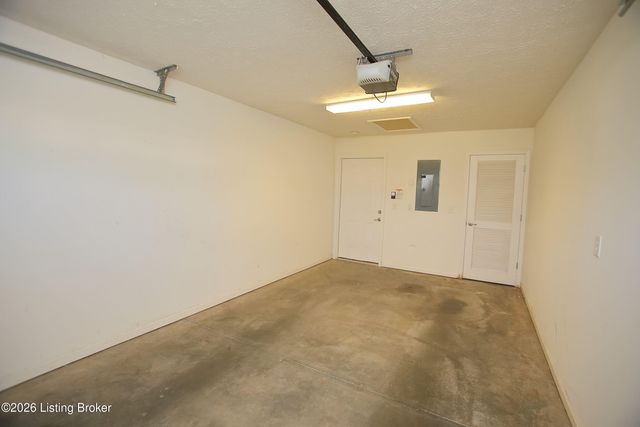 3711 Tuscany Valley Dr, Louisville, KY 40219