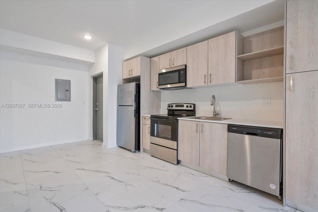 420 SW 7th Ave 204, Miami, FL 33130