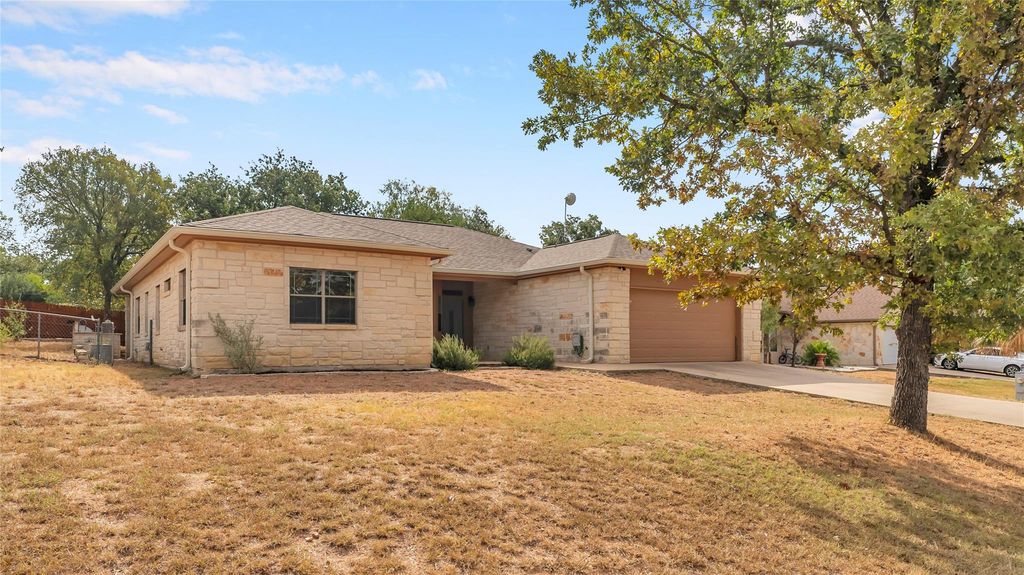 122 Eagle Point DR, Kingsland, TX 78639