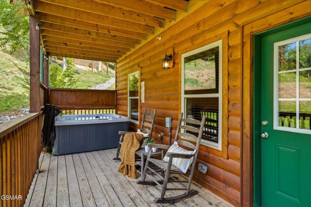 2933 Fiddlers Creek Way, Pigeon Forge, TN 37863