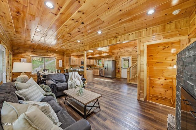 2933 Fiddlers Creek Way, Pigeon Forge, TN 37863