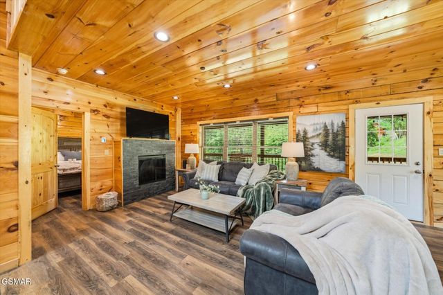 2933 Fiddlers Creek Way, Pigeon Forge, TN 37863