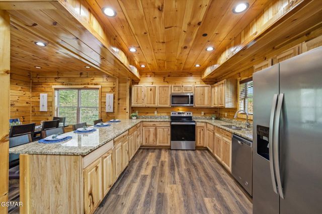 2933 Fiddlers Creek Way, Pigeon Forge, TN 37863