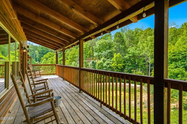 2933 Fiddlers Creek Way, Pigeon Forge, TN 37863