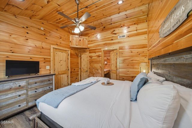 2933 Fiddlers Creek Way, Pigeon Forge, TN 37863