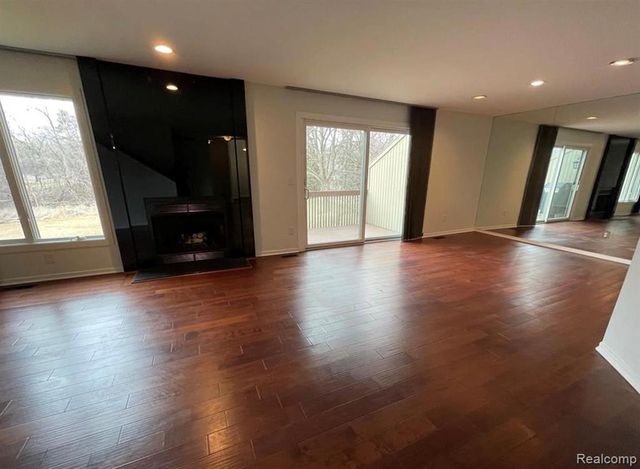 4070 Foxpointe Drive, West Bloomfield, MI 48323