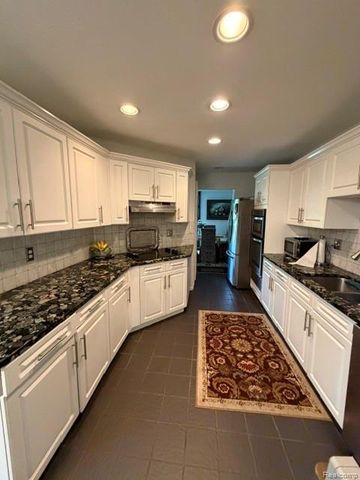 4070 Foxpointe Drive, West Bloomfield, MI 48323