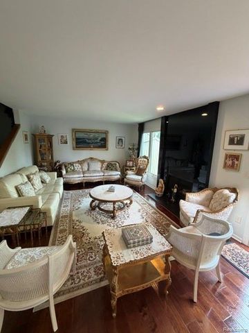 4070 Foxpointe Drive, West Bloomfield, MI 48323