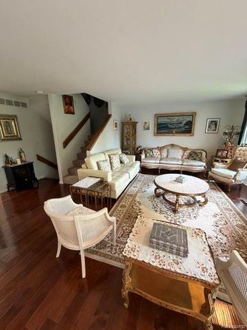 4070 Foxpointe Drive, West Bloomfield, MI 48323