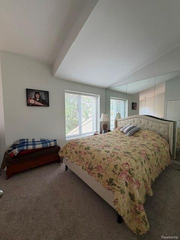 4070 Foxpointe Drive, West Bloomfield, MI 48323