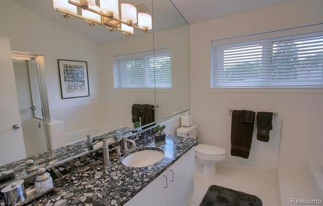 4070 Foxpointe Drive, West Bloomfield, MI 48323