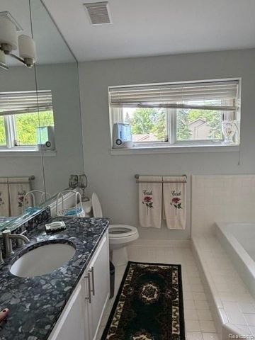 4070 Foxpointe Drive, West Bloomfield, MI 48323