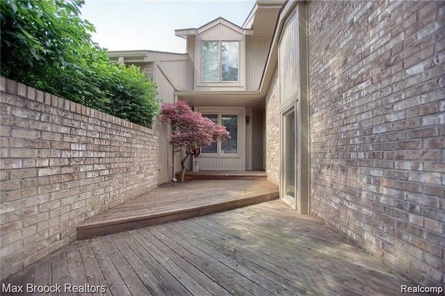 4070 Foxpointe Drive, West Bloomfield, MI 48323