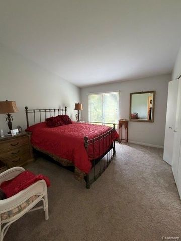 4070 Foxpointe Drive, West Bloomfield, MI 48323