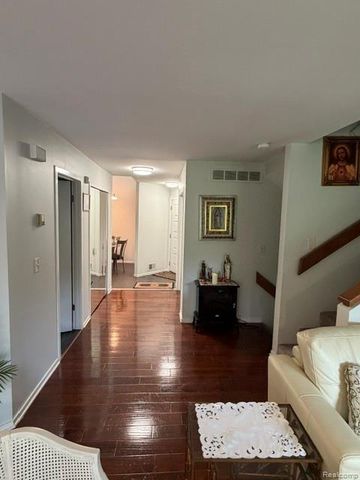 4070 Foxpointe Drive, West Bloomfield, MI 48323