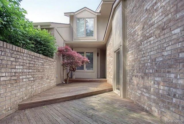 4070 Foxpointe Drive, West Bloomfield, MI 48323