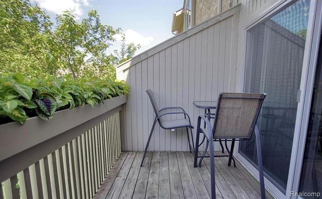 4070 Foxpointe Drive, West Bloomfield, MI 48323