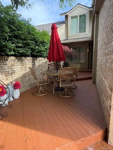 4070 Foxpointe Drive, West Bloomfield, MI 48323