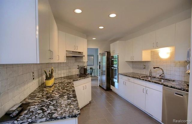 4070 Foxpointe Drive, West Bloomfield, MI 48323