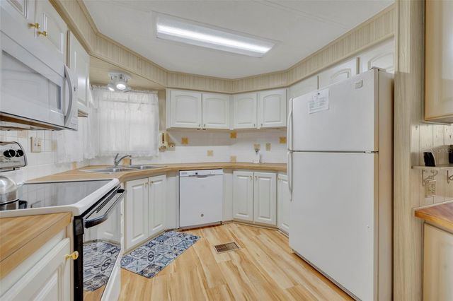 19 HAWAIIAN WAY, Leesburg, FL 34788