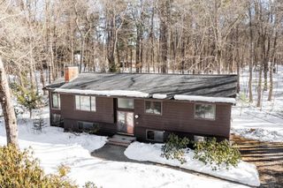 27 Fox Run Rd, Bedford, MA 01730