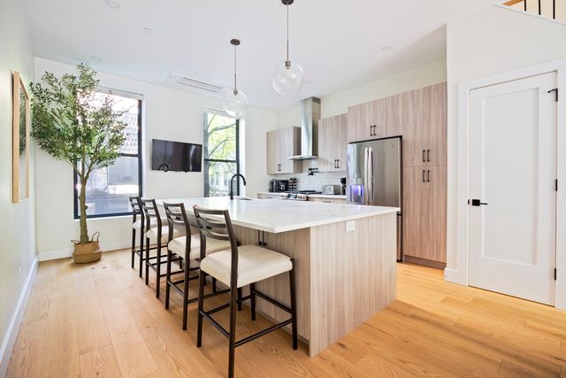 391 MANHATTAN Avenue, New York City, NY 10026