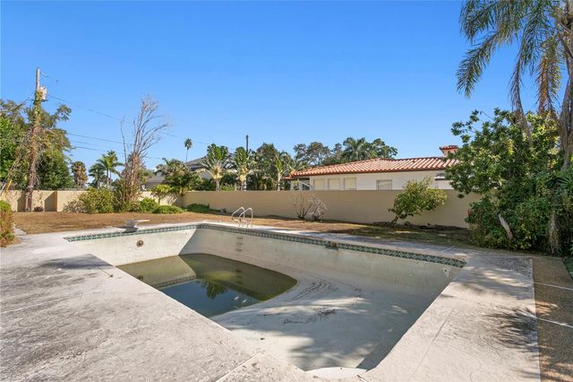 100 CATALAN BOULEVARD NE, St Petersburg, FL 33704