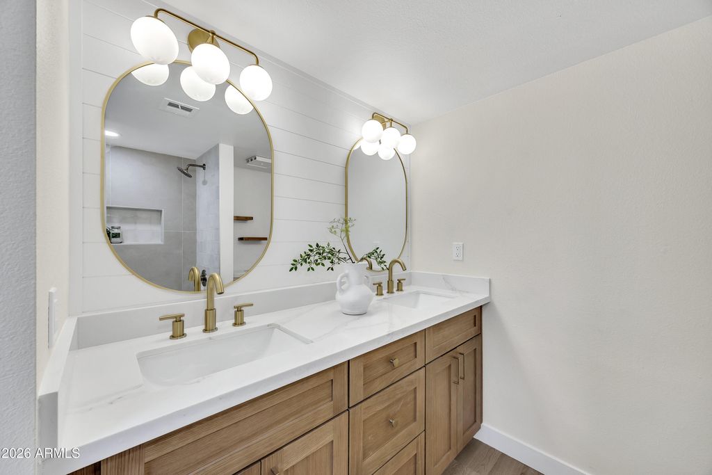 Image 19 of property listing at 1601 W SUNNYSIDE Drive 164, Phoenix, AZ 85029