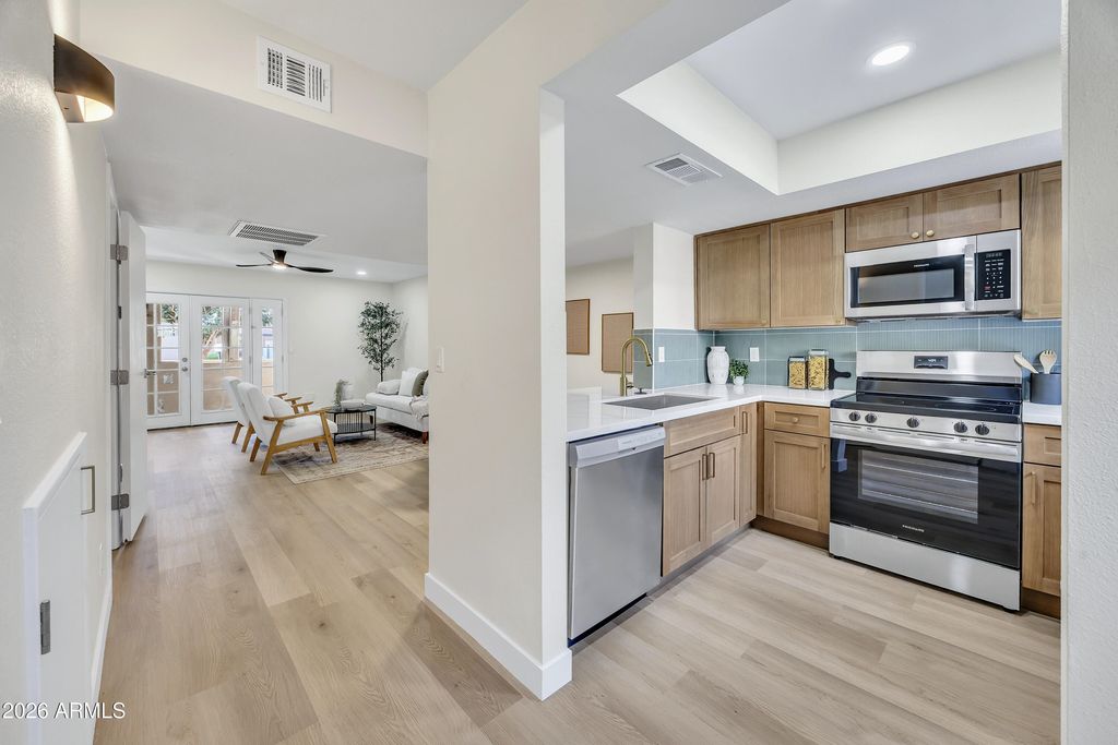 Image 5 of property listing at 1601 W SUNNYSIDE Drive 164, Phoenix, AZ 85029