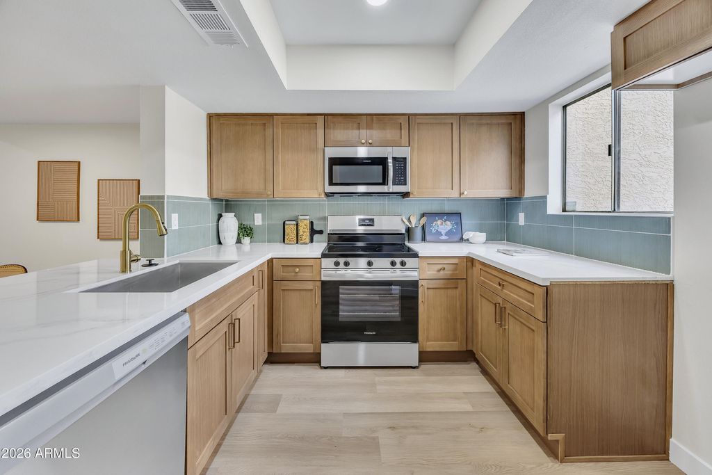 Image 6 of property listing at 1601 W SUNNYSIDE Drive 164, Phoenix, AZ 85029