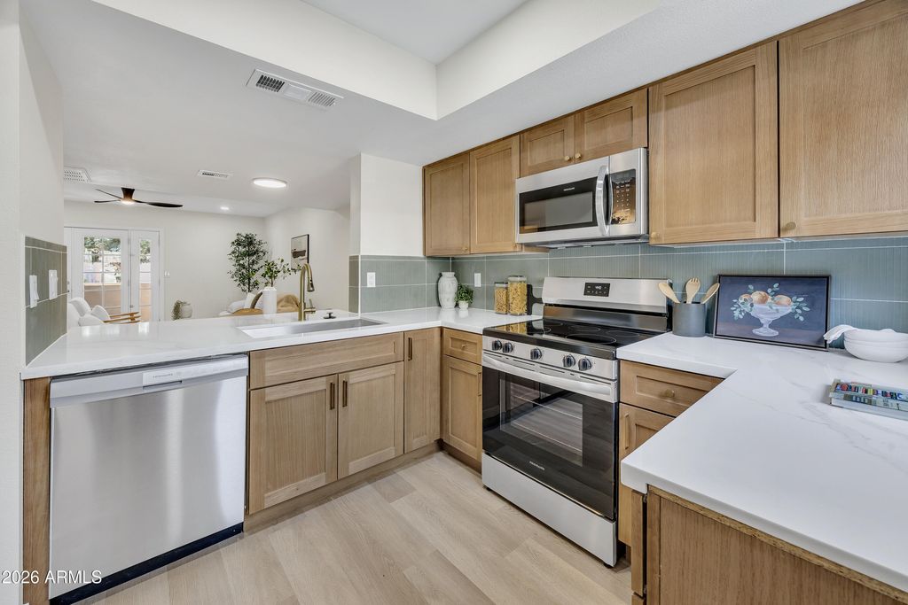 Image 7 of property listing at 1601 W SUNNYSIDE Drive 164, Phoenix, AZ 85029