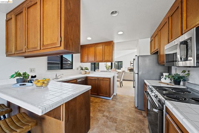 409 Hazelnut Dr, Oakley, CA 94561