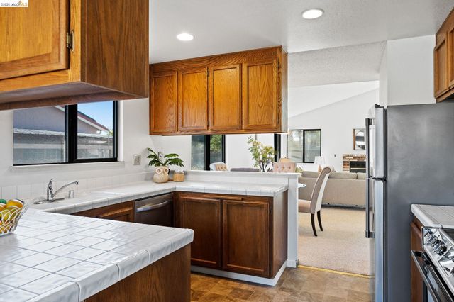 409 Hazelnut Dr, Oakley, CA 94561