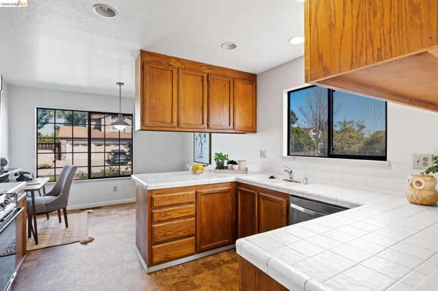 409 Hazelnut Dr, Oakley, CA 94561