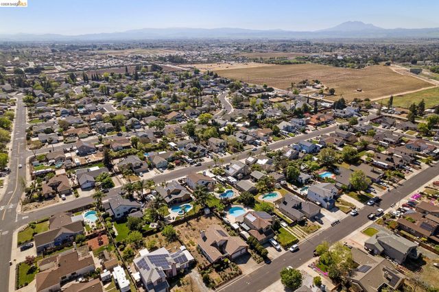 409 Hazelnut Dr, Oakley, CA 94561