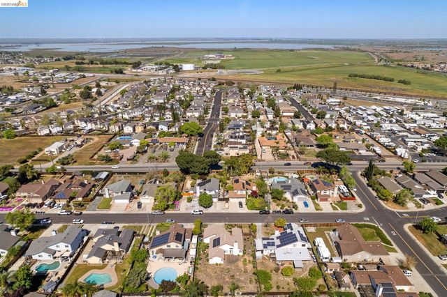 409 Hazelnut Dr, Oakley, CA 94561