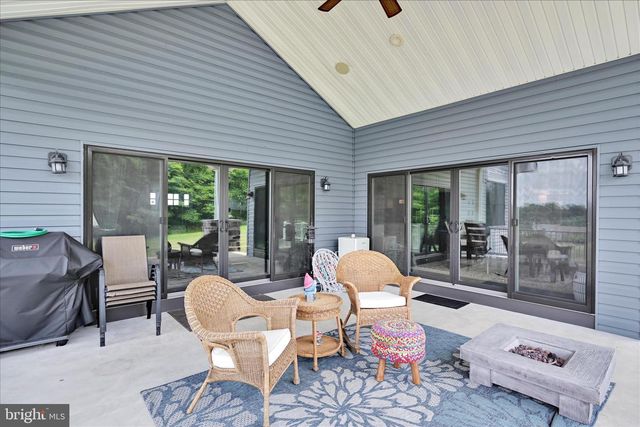 410 WALNUTTOWN RD, Fleetwood, PA 19522