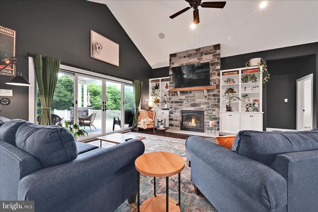 410 WALNUTTOWN RD, Fleetwood, PA 19522
