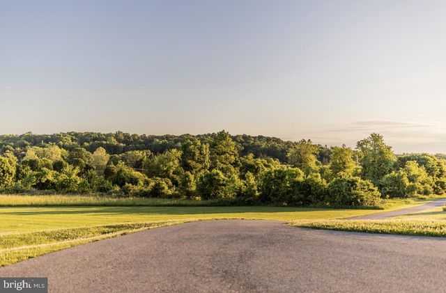 410 WALNUTTOWN RD, Fleetwood, PA 19522